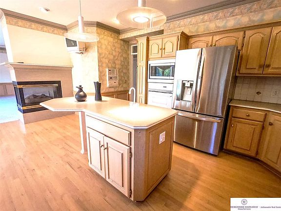 4th image of 15717 Burdette St