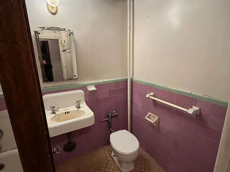 Broadmoor — Photo 24