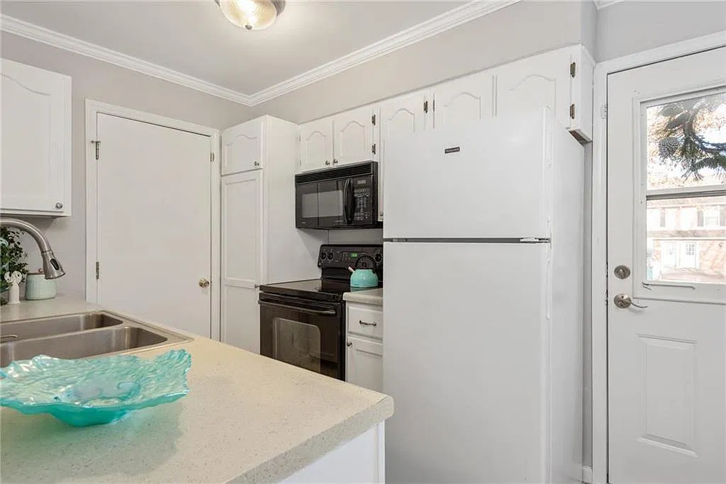 3 bed, 2.5 bath, 1268 sqft, $1,900 — Photo 3