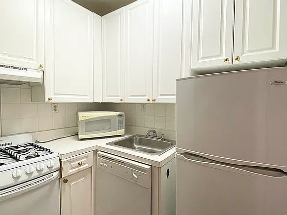 4th image of 503 E 73rd St APT 4C