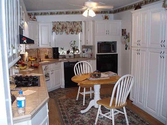 Brand new everything in kitchen!