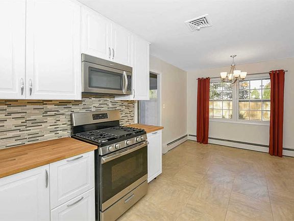 5th image of 107 Sycamore Cir