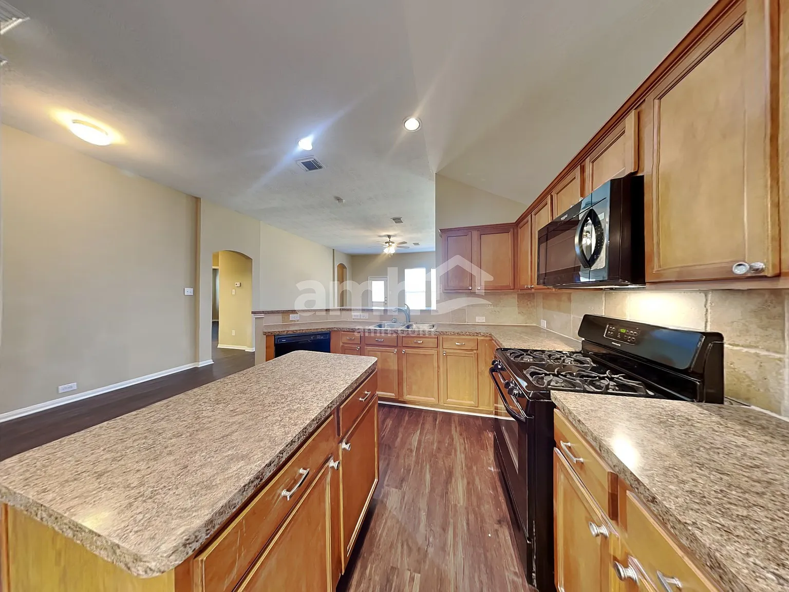 3 bed, 2.0 bath, 1957 sqft, $2,135 — Photo 3