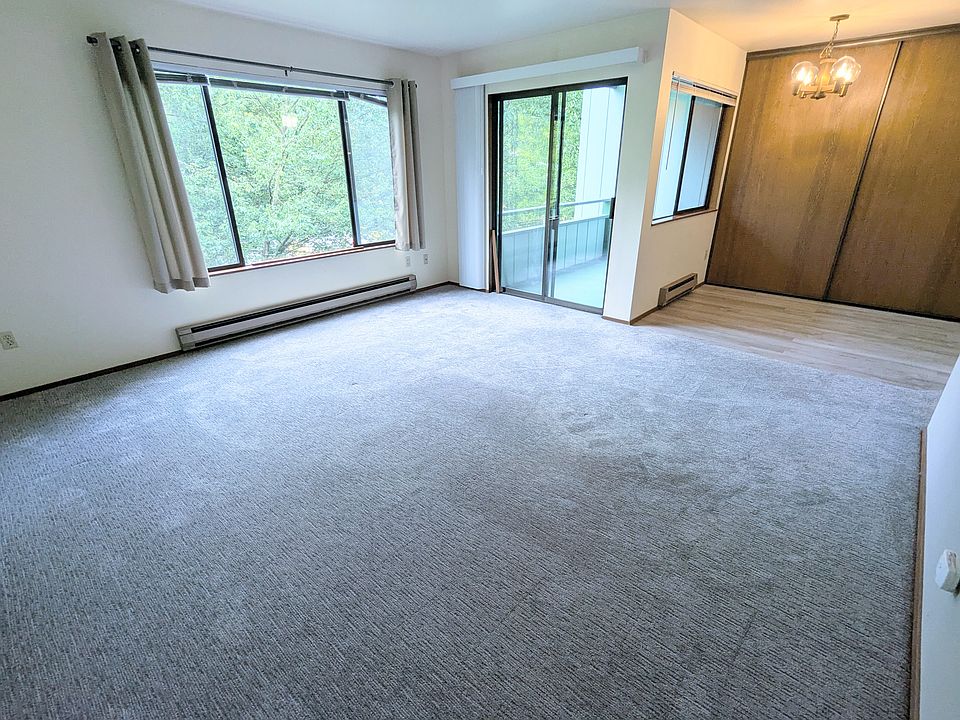Living room, balcony access, dining area