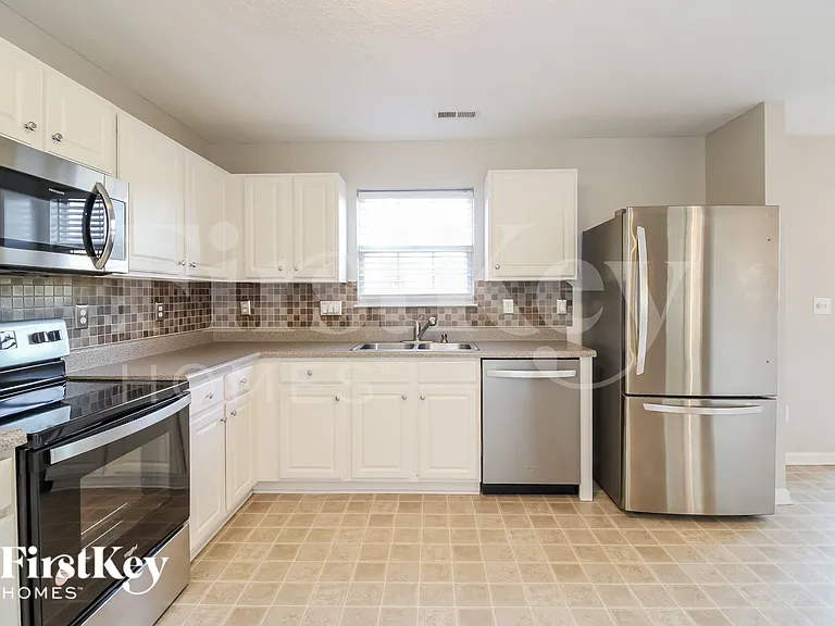 109 Sydney Ct — Photo 5