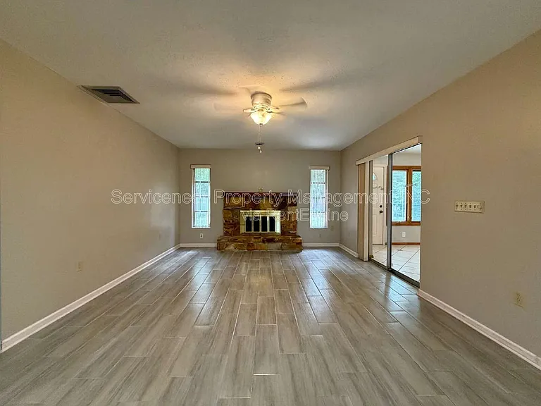 423 Whispering Oaks Ct — Photo 9