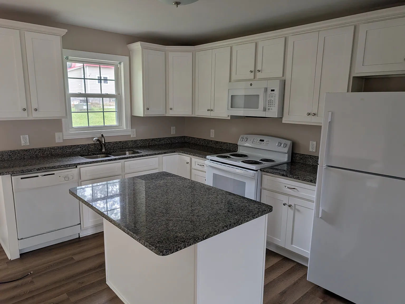 1325 Filbert St — Photo 2