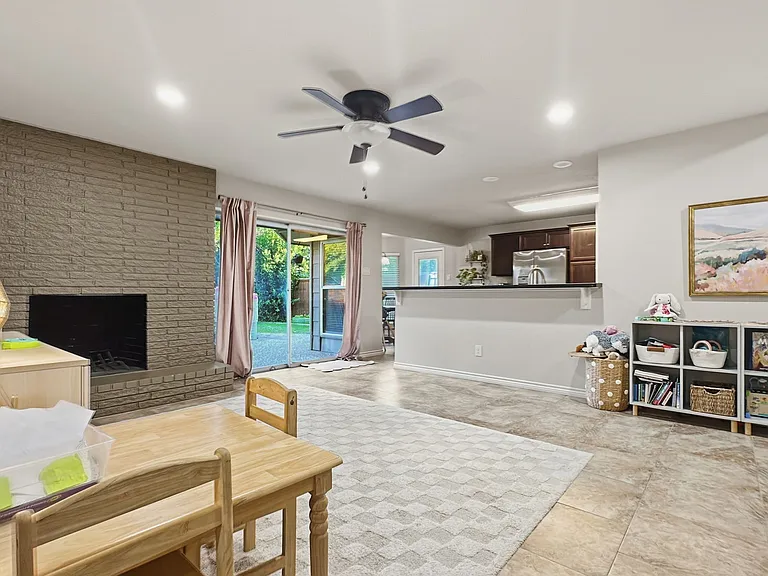 611 Stardust Ln — Photo 6