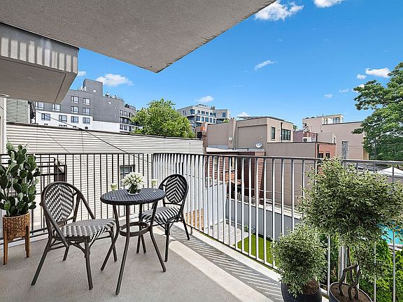 4th image of 632 Lorimer St APT 301