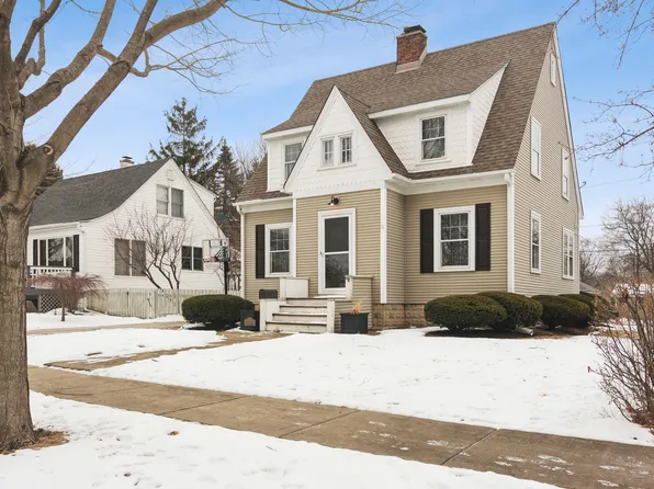 131 Walton St, Barrington, IL 60010
