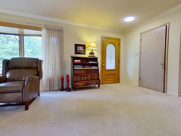 2nd image of 821 S Summit Ave
