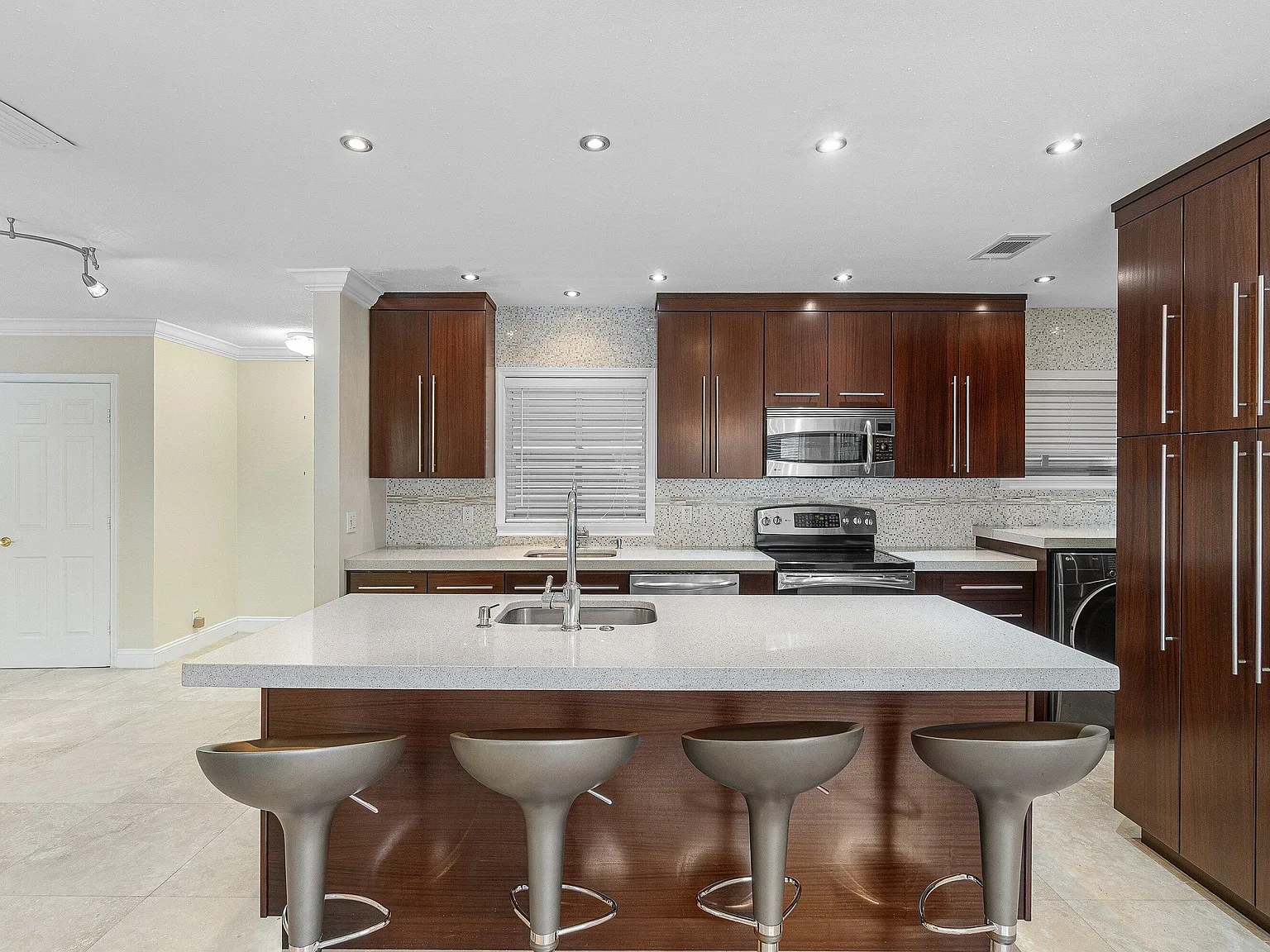 3 bed, 2.0 bath, 1378 sqft, $5,900 — Photo 3