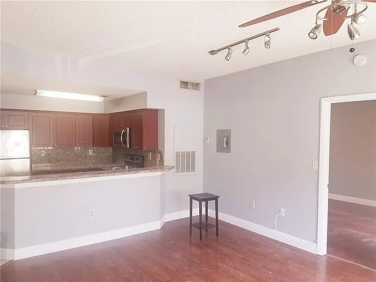 2445 SW 18th Ter #903 — Photo 4