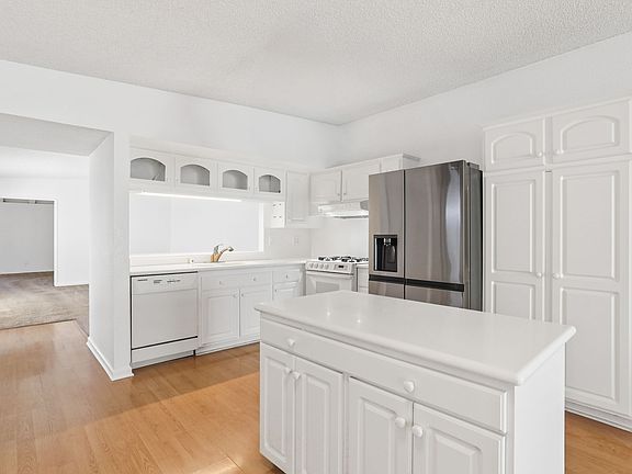 Kitchen with microwave, dishwasher and refrigerator included!