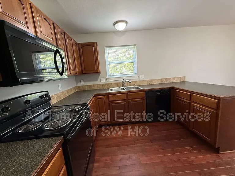 2940 W Walnut St — Photo 6