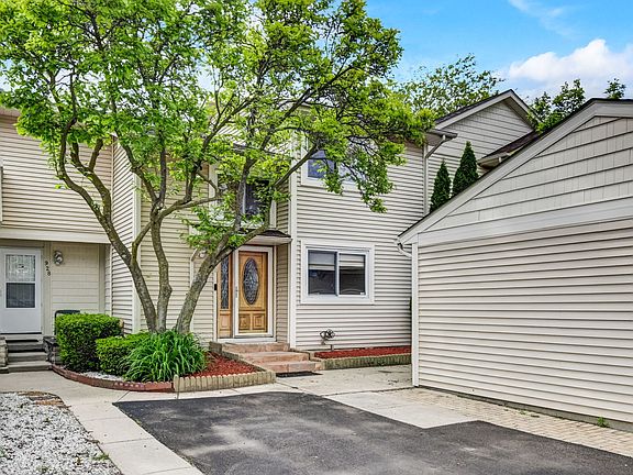 2nd image of 932 Vernon Ct