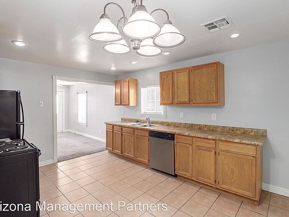 4th image of 568 N Center St #B