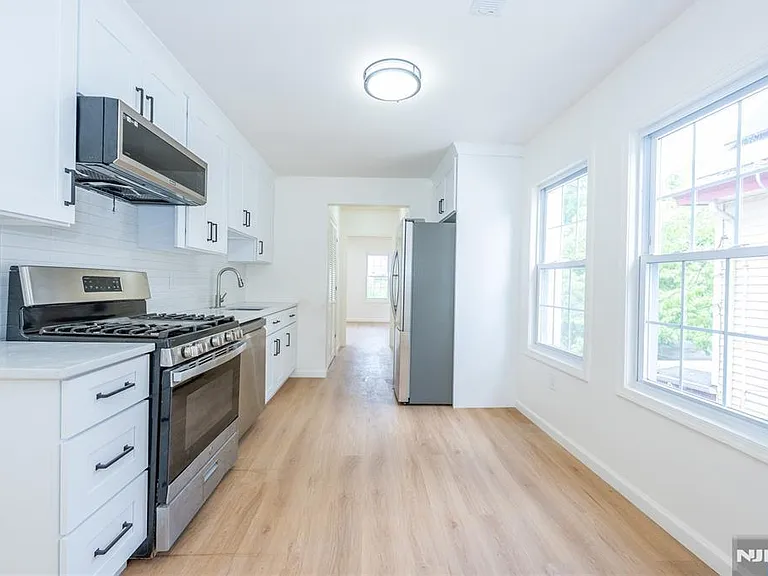 231 Waverly Pl — Photo 6