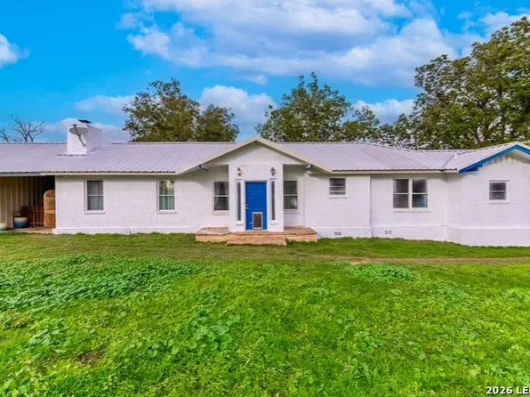 2702 BLUE CREEK RD, La Vernia, TX 78121