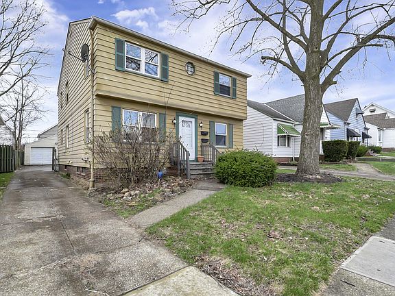 Front of house w/ driveway