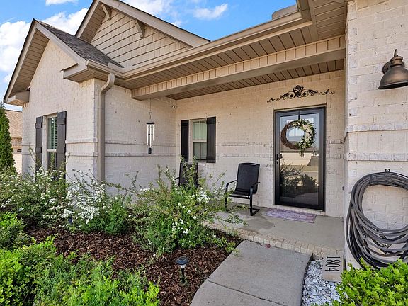 2nd image of 1804 SE Meadowbrook Dr