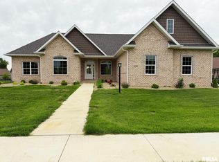 3735 Grandview Ct, Pekin, IL 61554