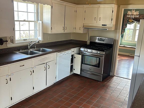 3rd image of 141 McGuire Cv