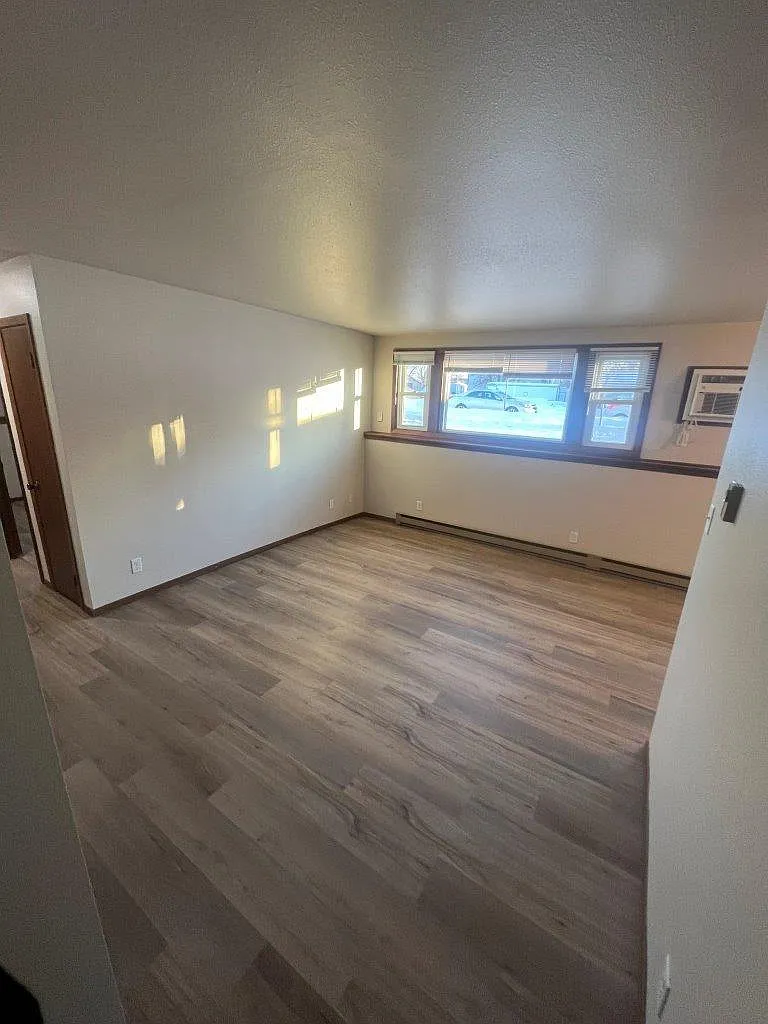 Building Photo - 300 Spring Ave N #2