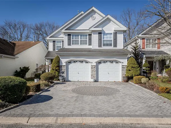 53 Madison Circle #53, Middle Island, NY 11953