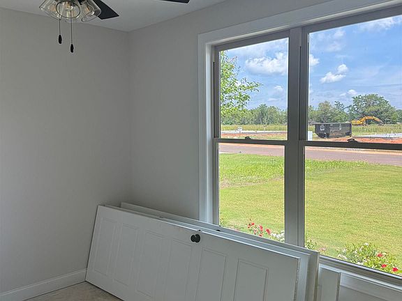 4th image of 216 Farmland Cir