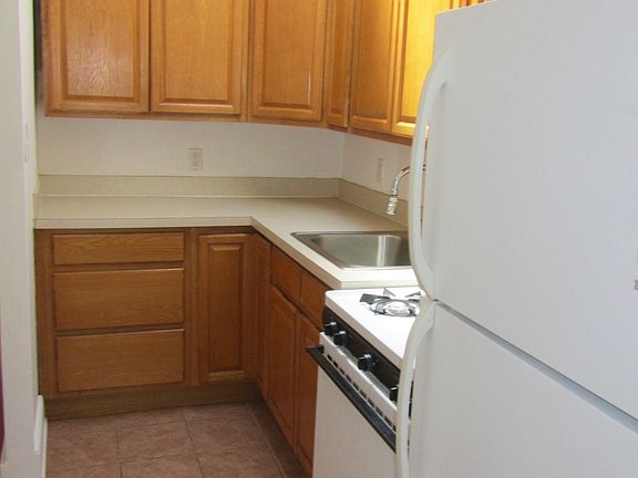 3rd image of 294 Saint James Pl APT 4