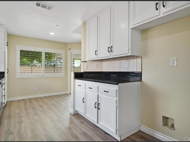 1645 W Victoria St — Photo 13