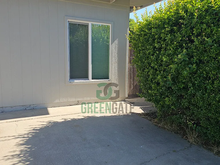 3105 E Orangeburg Ave — Photo 2