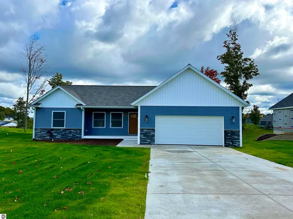 1421 Umber Dr, Traverse City, MI 49696