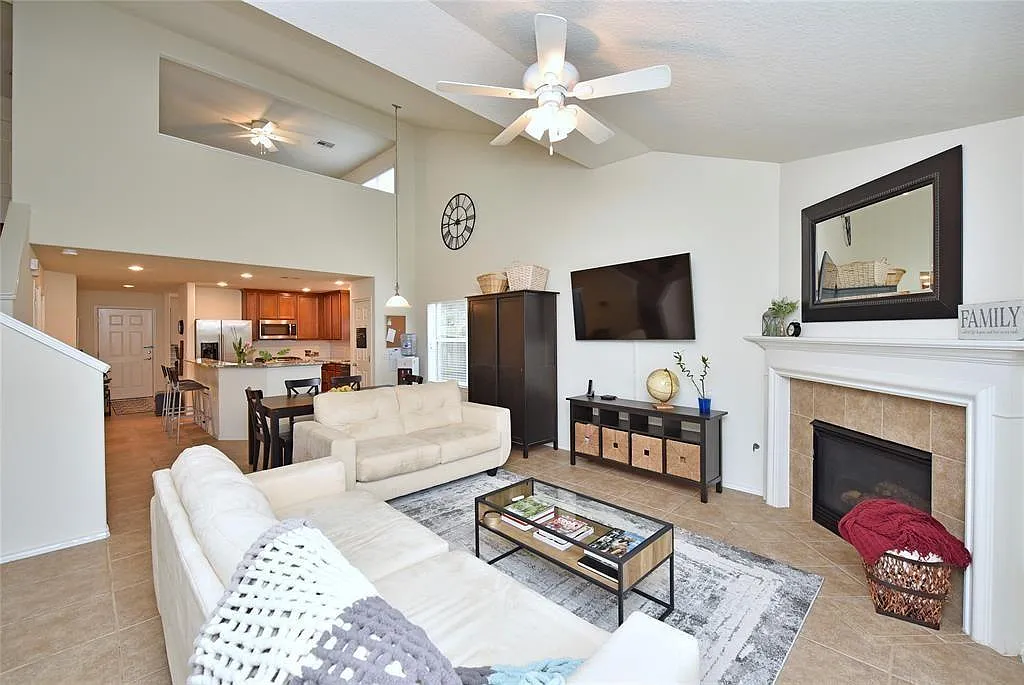 4 bed, 2.5 bath, 2255 sqft, $2,500 — Photo 3