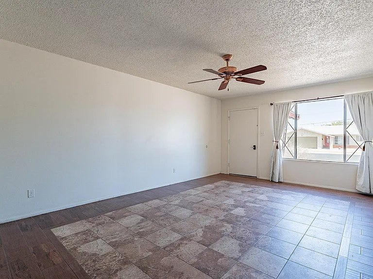 239 E Erie Dr — Photo 5