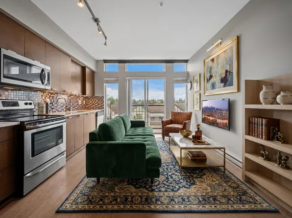 4372 Fraser St #301, Vancouver, BC V5V 4G3