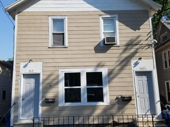 919 W 3rd St #2, Dixon, IL 61021
