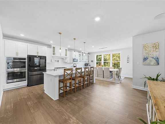 4th image of 325 Crest Ln