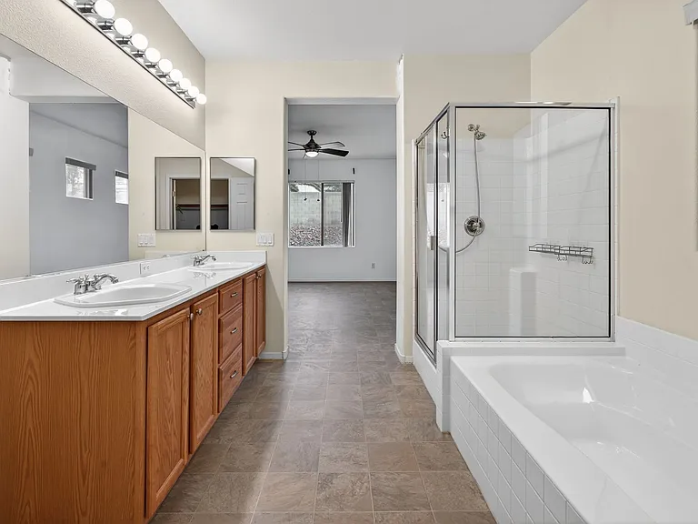 1704 Patrick Thomas Ct — Photo 18