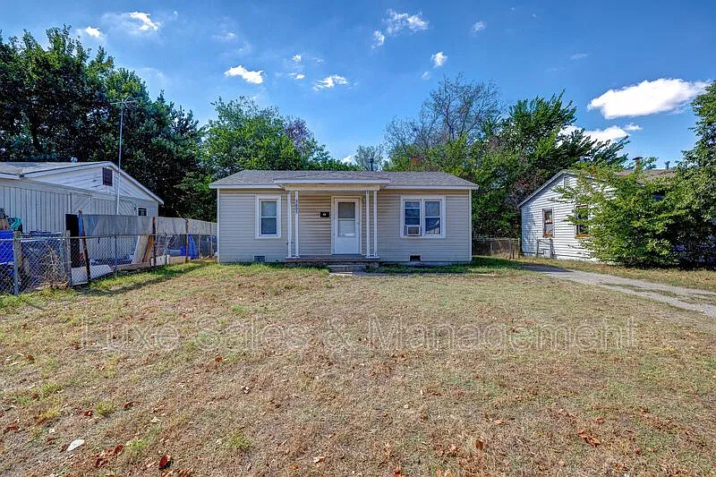2 bed, 1.0 bath, 720 sqft, $875 — Photo 2
