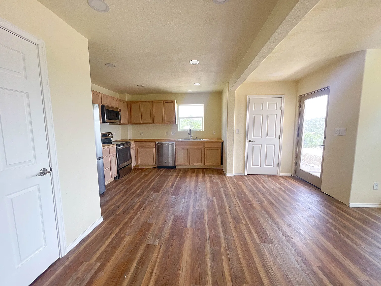 2 bed, 1.5 bath, 1000 sqft, $1,550 — Photo 3