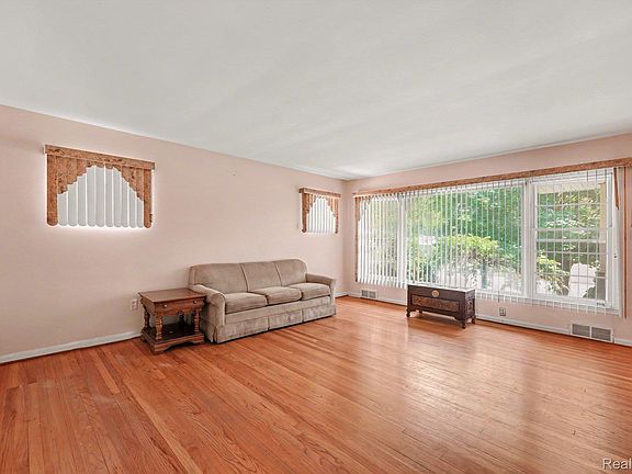 4th image of 17751 Ruth St