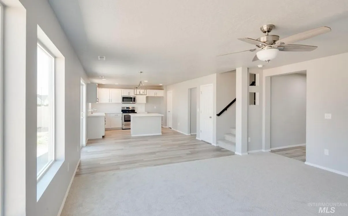 4 bed, 2054 sqft, $2,400 — Photo 2