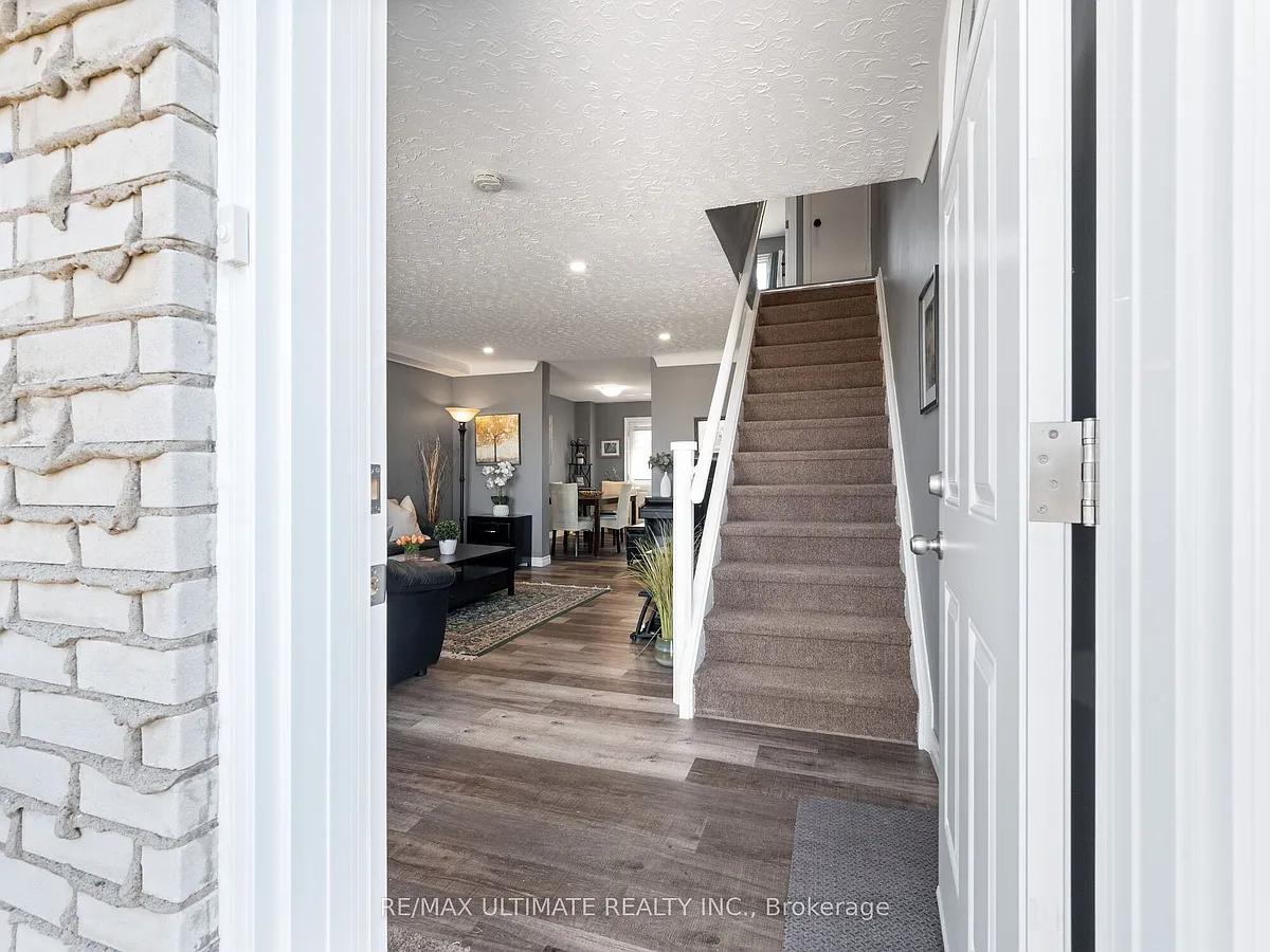 Building Photo - 252 Bertie St #E