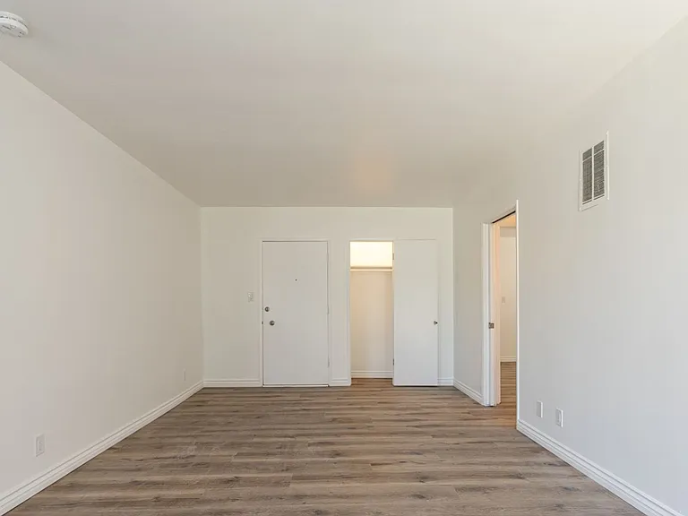 1115 Glenville — Photo 21