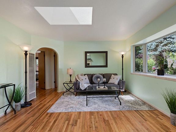 4th image of 241 Pine Ave