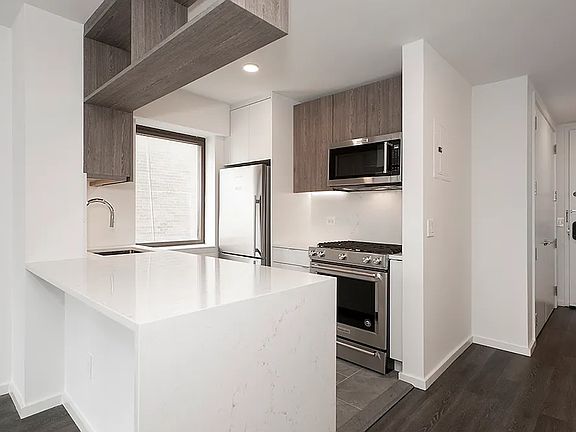3rd image of 520 W 43rd St APT 33A