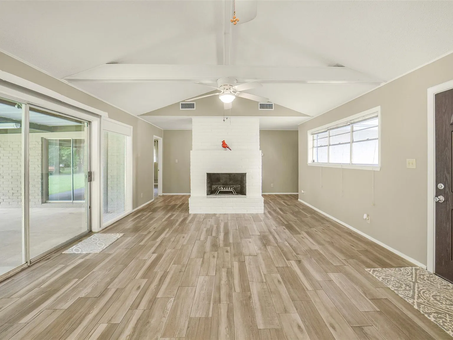 3 bed, 2.0 bath, 1581 sqft, $2,000 — Photo 4