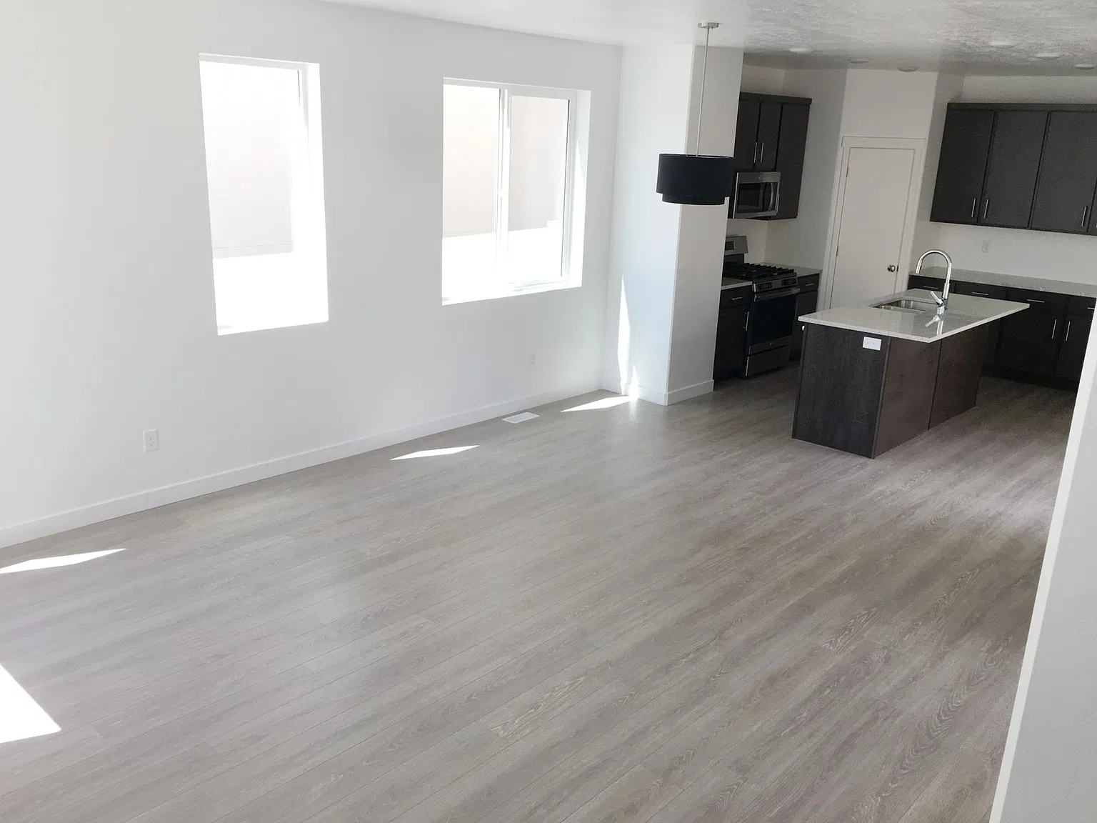 3 bed, 2.5 bath, 2320 sqft, $2,275 — Photo 3